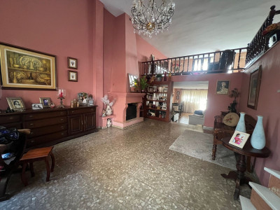 6 Bedroom Semi-Detached House in Estepona - Image 1