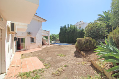 8 Bedroom Detached Villa in Calahonda - Image 5
