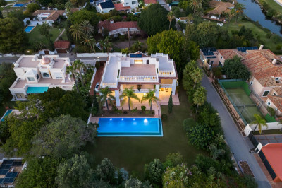 7 Bedroom Detached Villa in Guadalmina Baja - Image 3