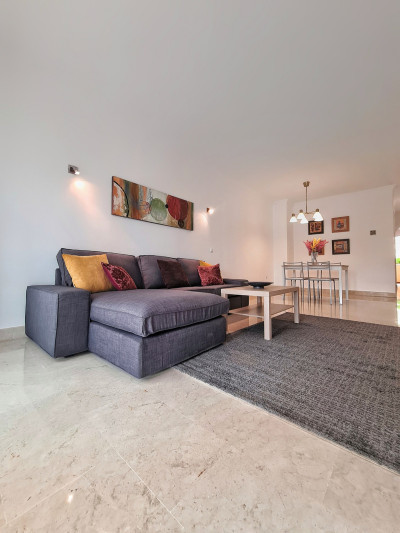 3 Bedroom Middle Floor Apartment in Elviria - Image 2