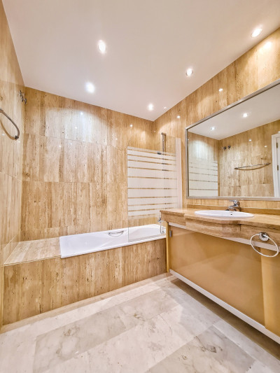 3 Bedroom Middle Floor Apartment in Elviria - Image 4