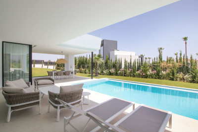 4 Bedroom Detached Villa in Estepona - Image 3
