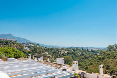 3 Bedroom Middle Floor Apartment in Benahavís - Image 4