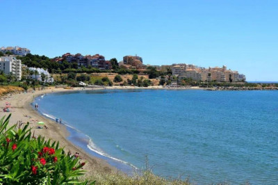 1 Bedroom Middle Floor Apartment in Estepona - Image 3