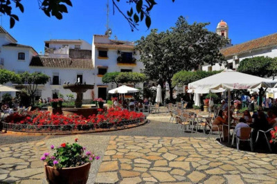 1 Bedroom Middle Floor Apartment in Estepona - Image 5