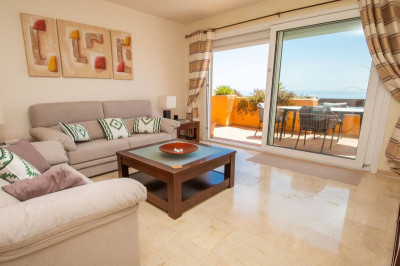 2 Bedroom Middle Floor Apartment in La Duquesa - Image 3