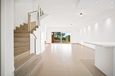 4 Bedroom Townhouse in Benahavís - Image 2