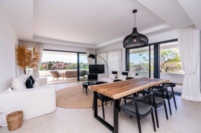 5 Bedroom Middle Floor Apartment in Estepona - Image 5
