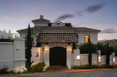 6 Bedroom Detached Villa in Nueva Andalucía - Image 2