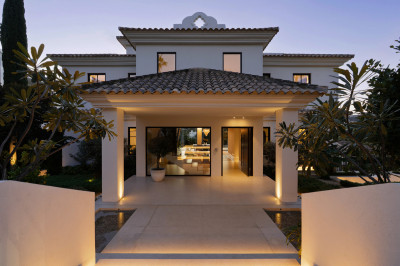 6 Bedroom Detached Villa in Nueva Andalucía - Image 3