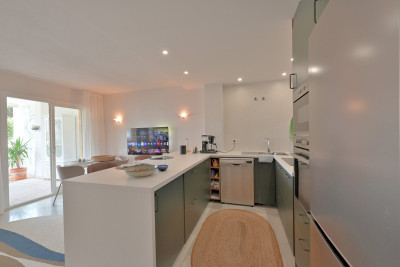 2 Bedroom Middle Floor Apartment in Calahonda - Image 3