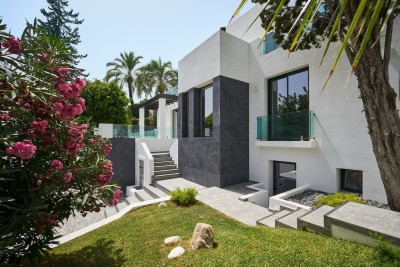 5 Bedroom Detached Villa in The Golden Mile - Image 3