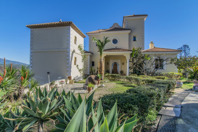 7 Bedroom Detached Villa in Estepona - Image 1