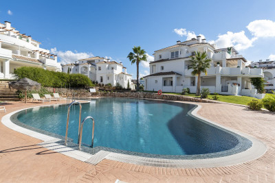 3 Bedroom Middle Floor Apartment in Nueva Andalucía - Image 1