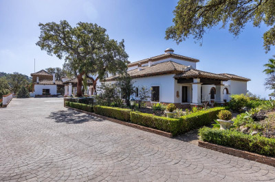 6 Bedroom Detached Villa in Marbella - Image 3