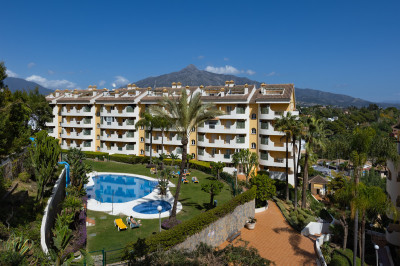 2 Bedroom Middle Floor Apartment in Nueva Andalucía - Image 1