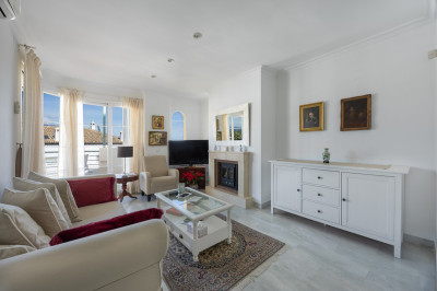 2 Bedroom Middle Floor Apartment in Nueva Andalucía - Image 3