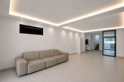 9 Bedroom Semi-Detached House in Nueva Andalucía - Image 2
