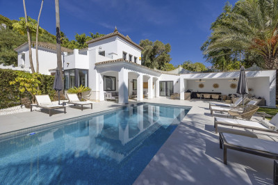 5 Bedroom Detached Villa in El Paraiso - Image 3