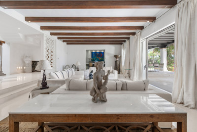 9 Bedroom Detached Villa in Estepona - Image 5