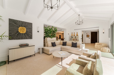 5 Bedroom Detached Villa in Nueva Andalucía - Image 4