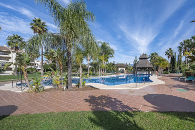 1 Bedroom Middle Floor Apartment in El Paraiso - Image 3