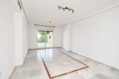 3 Bedroom Middle Floor Apartment in Nueva Andalucía - Image 2