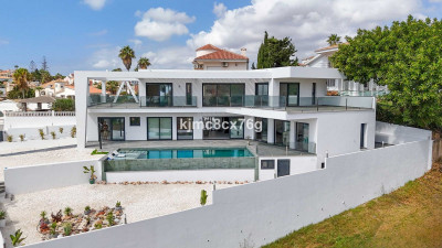 5 Bedroom Detached Villa in El Faro - Image 1