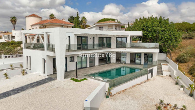 5 Bedroom Detached Villa in El Faro - Image 2