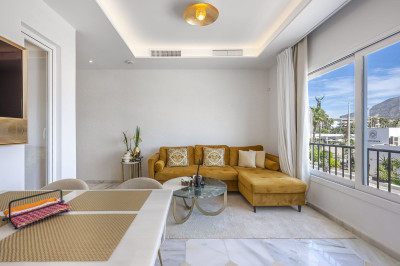 2 Bedroom Top Floor Apartment in Puerto Banús - Image 4