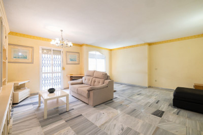 3 Bedroom Middle Floor Apartment in Arroyo de la Miel - Image 2