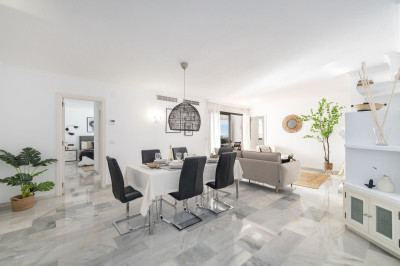 2 Bedroom Middle Floor Apartment in Puerto Banús - Image 4
