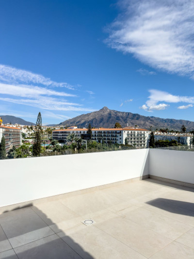 2 Bedroom Penthouse in Puerto Banús - Image 2