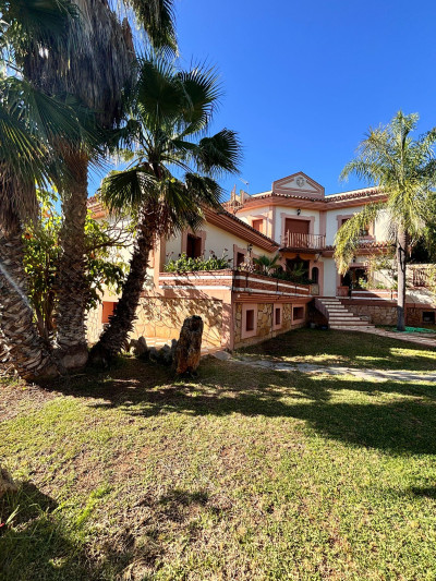 5 Bedroom Detached Villa in Estepona