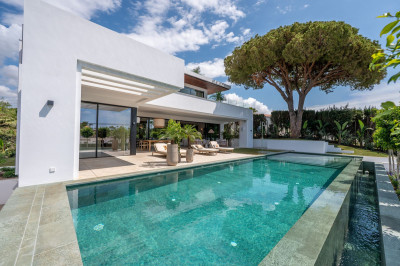 6 Bedroom Detached Villa in Marbesa - Image 4