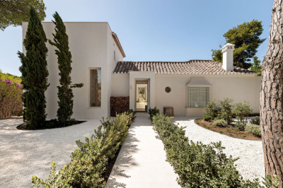 4 Bedroom Detached Villa in El Paraiso - Image 1