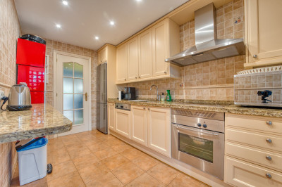 2 Bedroom Ground Floor Apartment in Marbella - Image 5