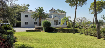 5 Bedroom Detached Villa in Estepona - Image 1