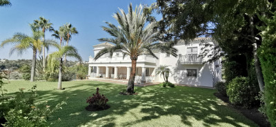 5 Bedroom Detached Villa in Estepona - Image 3