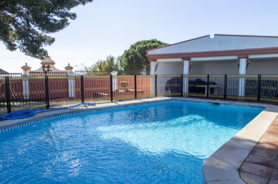 6 Bedroom Detached Villa in Estepona - Image 2