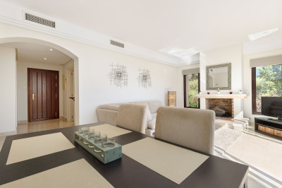 2 Bedroom Penthouse in Benahavís - Image 3