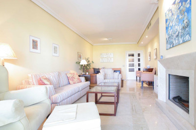 2 Bedroom Middle Floor Apartment in Nueva Andalucía - Image 2