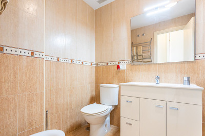2 Bedroom Middle Floor Apartment in Calahonda - Image 5