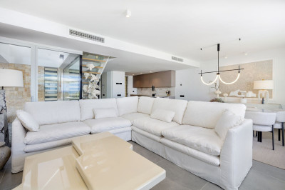 4 Bedroom Townhouse in Estepona - Image 2