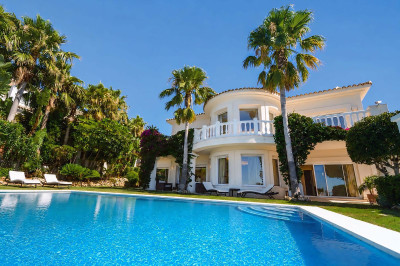 5 Bedroom Detached Villa in Marbella - Image 1