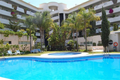 3 Bedroom Middle Floor Apartment in Puerto Banús - Image 1