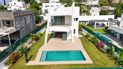4 Bedroom Detached Villa in Estepona - Image 1
