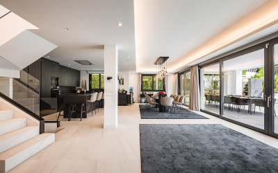 7 Bedroom Detached Villa in Nueva Andalucía - Image 2