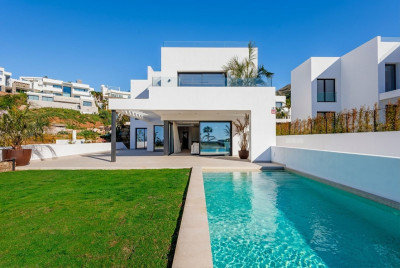 4 Bedroom Detached Villa in Mijas - Image 1
