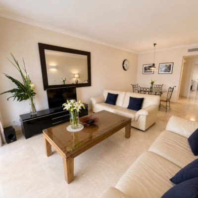 2 Bedroom Ground Floor Apartment in Benahavís - Image 3